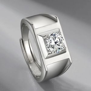 S925 Prata Banhado Platinum Exquisite Moissanite Glittering Diamante Anel Exclusivo Design Negócio Masculino Nobre Jóias
