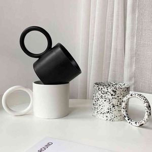 Partihandel Creative Kaffe Kopp med Big Round Handle Nordic White Black Splash-Ink Cups för mjölk Vatten Te Kök Porslin Gåva