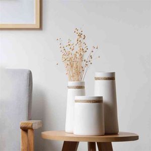 乾燥中心部の造られた麻のロープが付いている現代のミニマリストの花の花瓶白いセラミックマットホームテーブルの装飾210825