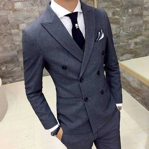 Podwójnie Blise Dark Grey Men Suits Slim Fit 2 Piece Wedding Tuxedo dla pana młodego z szczytowymi klapą Custom Man Fashion Kurtka Spodnie X0909