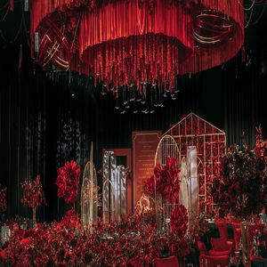 Moda Czerwony motyw Dekoracje Ślubne Centerspecces Hall Wiszące Sztuczne Kwiat Party Hotel DIY Ornament Dywan Krzesło Sash Materiały