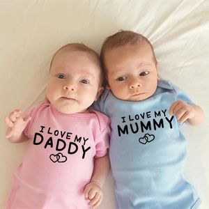 Rompers jag älskar min pappa mamma född baby bodysuit söt bomull sommar tvillingar pojkar flickor kroppsdräkt presentkläder