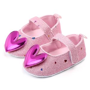 First Walkers Fashion Born Shoes Sneaker Infant Girls Indoor Suola morbida Principessa a forma di cuore Baby Walking Luxury Zapatilla