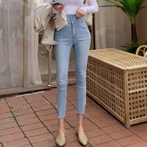 E-Baihui 2021 Enkelt ljusblå Famale High-Waist Jeans Lady Tre-breasted Jeans Kvinnors Koreanska version av Elastiska Feet Tunna Nio Point Pants SZ2024