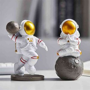 Europe People Figurines Astronaut Furnishing Crafts Home Decoration Accessories Creative Office Desk Decorate Boy Birthday Gifts 210811