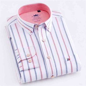 Mäns Casual 100% bomull Oxford Striped Shirt Single Patch Pocket Långärmad Standard-Fit Bekväm Tjock Knapp-Down T Shirts 210626