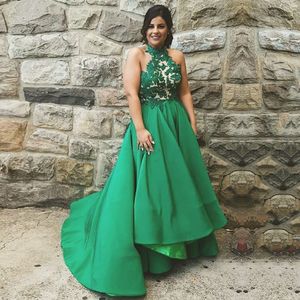 Hög Låg Emerald Green Prom Klänningar 2021 High Neck Appliques Lace Halter Backless Long Homecoming Graduation Gown Formell Evening Party Dress