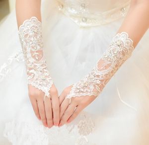 肘の長さの手袋の下の結婚式には長いレースのブライダル手袋があります