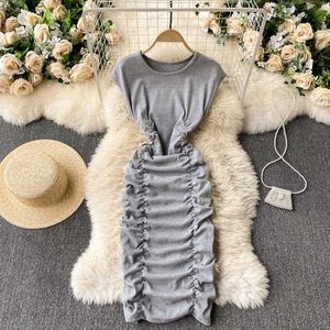 2021 Ny sexig ruched bodycon klänning solid o-nacke ärmlös sommar klänning kvinnor koreanska mode skinny knit party club dresses y0603