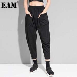 [EAM] 검은 색 포켓 스플케이션 탄성 허리 바지 새로운 느슨한 맞는 하렘 송아지 길이 바지 여성 패션 조류 봄 여름 2021 Q0801