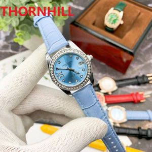 Rose Gold Diamonds Ring Quartz Titta på lyxiga kvinnor Fashion Wristwatch Red Blue Pink Leather Strap Kvinnlig fin designer Watches Relojes de Marca Mujer