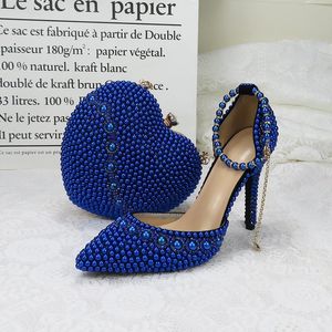Nya ankomstbröllopskor med matchande väskor Hög klackar Hjärtväska Royal Blue Pearl Party Shoes and Påsar