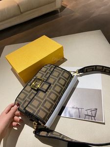 2021 Lüks Tasarımcılar Kadın Moda Tote Sıcak Messenger Hasp Çanta Lady Omuz Cüzdan Şef Debriyaj Baguette Çanta Lady Vintage Tote Casual Satchel Çanta Çapraz Gövde