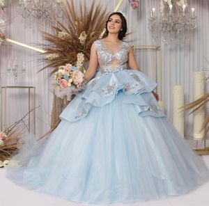 Ljusblå quinceanera klänningar 2021 ren v nacke tulle båge tiered appliques sequins prinsessa sött 16 prom klänning vestidos de 15 años maskerad klänning