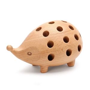 Nordic Arts and Crafts Studio Decoration Children's Penholder Solid Wood Carving Hedgehog Decoration Small Gift 210811