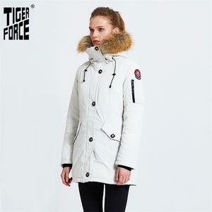 Jaqueta de inverno da força de tigre para mulheres parka mulheres quentes engrossar casaco com gola de pele de guaxinim feminino snowjacket acolchoado 211008
