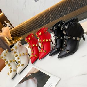 2021 Designer Luxury Sexy Fashion Pointed Rivets Shoe Boots Thick High Heels Luxur Design 6cm Heel Shoes Winter Leather Ladies Size 35-41 with Box
