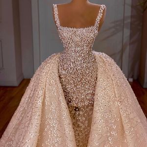 Luxuriöses Brautkleid im Meerjungfrau-Stil mit Perlenstickerei, quadratischem Ausschnitt und abnehmbarer Schleppe