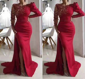 Röda aftonklänningar med långa ärmar Scoop Neck Poed High Split Custom Made Plus Size Prom Party Gown Vestidos Ruched Crystals Formal OCN Wear 403