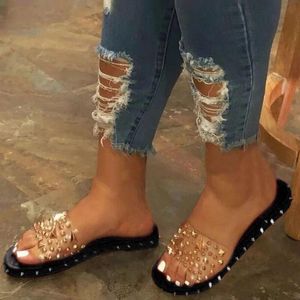 Tofflor 2021 Rivet Kvinnor Plattor Sandaler Sommar Öppna Toe Transparent PVC Ankelband Strandskor Plus Storlek 35-43 Svart