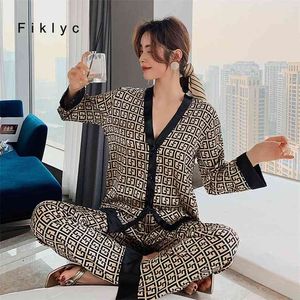 Fiklyc Women's PajamasセットVネックデザイン高級クロスレタープリントスリープシルクのようなホーム服ナイトウェアサテンパジャマセット210830