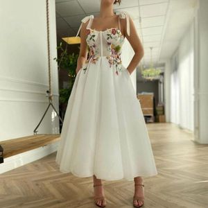 Vintage Short Ivory Prom Klänningar Appliques 3D Floral Lace A-Line Tea Längd Homecoming Dress Spaghetti Sweetheart Tulle Evening Party Gowns