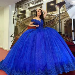 2021 Vintage Royal Blue Quinceanera Klänningar Av Skulder Lace Appliques Pärlor Sequined Lace Sequins Sweet 16 Party Prom Dress Evening Kappor Öppna Tillbaka