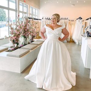 Plus Size Sukienki ślubne 2021 Proste Satynowe Długie Suknie Ślubne V Neck A Line Bride Sukienka Powrót Zipper Bez Rękawów Robe de Mariage