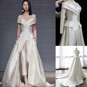 Abito da sposa moderno con tute lunghe in raso con strascico e spalle scoperte, abito da sposa con pantalone da principessa, passerella e celebrità