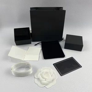 CH Stamp Camellia Schmuck Geschenk- und Einzelhandelsboxen Schwarze Kraftverpackung Armband Halskette Ring Box Weihnachten Neujahr Geschenk 7 Stück/Sets C030