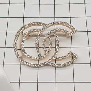 Classic Fashion Brand Designer Design Double Letter Gold Cryatal Brooch Women Pearl Rhinestone Brooch Suit Laple Pin Fashion Jewelry Accessories