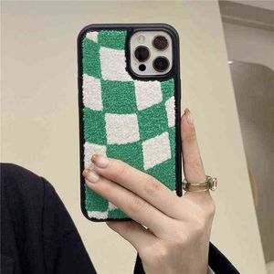 Japan Koreansk Vinter Checkerboard Plush Soft Phone Väska till iPhone Pro X XR XS Max Plus Fuzzy Fur Back Cover Case AA220308