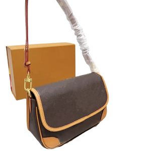 أكياس crossbody المصممين الفاخرة حقيبة جلدية الكتف المرأة حمل حقيبة محفظة محفظة جودة عالية مخلب detchable حزام رفرف رسول حقائب 112