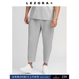 Calças masculinas Miyake plissado casual perna reta harem na moda solta e confortável nove pontos running track259r