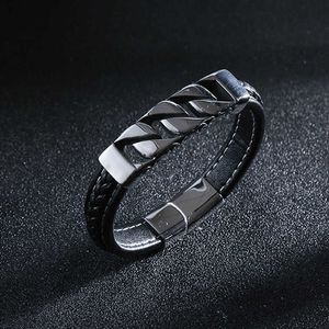 Bracciale punk in acciaio al titanio in pelle europea e americana di moda per bracciale in acciaio inossidabile con fibbia magnetica stile catena da uomo Q0717