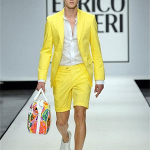 黄色の男性スーツのショートパンツ2ピース（ジャケット+パンツ+ネクタイ）夏のスタイリッシュなウェディングプロムカジュアルスタイルスリム新郎Tuxedos Blazer x0608
