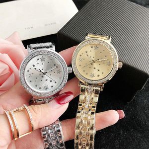 Zegarki marki Kobiety Lady Girl Crystal Diamond Star Style Metal Stal Zespół Quartz Wrist Watch Designer Trwałe Prezent Popularność Uroczy Grace