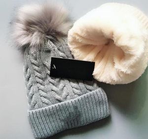 Partihandel Högkvalitativa Vinterhattar Kvinnor Kvinnor Och Män Mössor Med Real Raccoon Fur Pompoms Varm Girl Cap Snapback Pompon Beanie 6833