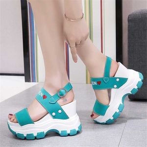 Sandalet Yaz Kadın Nefes Örgü Platformu Spor Moda Beyaz 11 cm Kama Yüksek Topuklu Tıknaz Açık Rahat Baba Ayakkabı