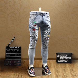 Moda Ripped Jeans Mężczyźni Jasni Niebieski Patch Print Slim Fit Fit Stretch Bawełna Denim Ołówek Spodnie 2020 Koreański Styl Zniszcz spodnie X0621