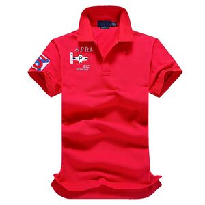 Gesticktes Herren-Poloshirt. T-Shirt mit Kreuzbordüren-Stickerei. Gesticktes Logo mit Pferdekragen, umklappbarer Krawattenkragen, rote halbe Ärmel