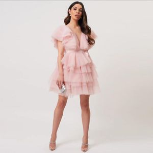 Kurze Rüsche Erröten Kleid großhandel-Erröten Sie rosa Tüll Short Prom Dresses Chic Tiered Rüschen Mini Cocktailkleid für Mädchen Homecoming Kleider Individuell gemacht