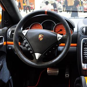 Classico tutto in pelle scamosciata nera Volante con filo rosso Copriruota cucito a mano adatto per Porsche Cayenne 2006-2009