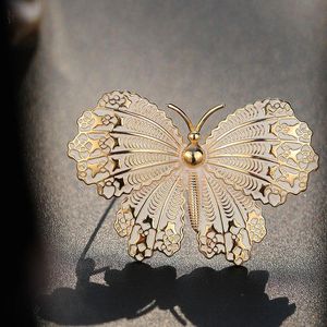 Pins, broches dourados borboleta vintage para mulheres luxo animal traje jóias casaco de jóias pin todos os jogos de alta moda acessórios bijoux