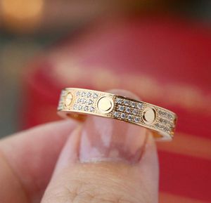 V guldmaterial charmband ring med tre linjer diamant mittstorlek för kvinnor bröllop smycken gåva har normal box stämpel ps3124a har logotyp