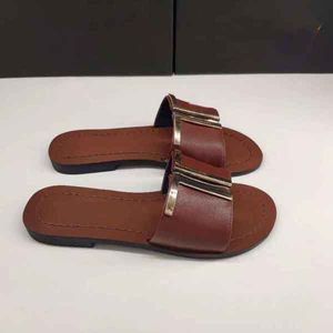 Neue Designer-Hausschuhe für Damen, Sommer, flache Sohle, goldener Knopf, Strand-Slipper, Leder, flache Sohle, 35–43, Gürtelbox