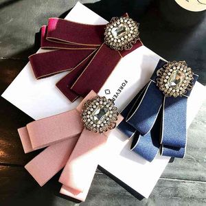 Koreanska Retro Palace Cloth Art Imitation Pearl Bow Tie Broscher för Kvinnor Vintage Mode Shirt Corsage Smycken Tillbehör