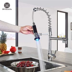 Rubinetto da cucina Miscelatore da cucina a molla estraibile con luce a LED spazzolata con acqua fredda Maniglia singola con bocca girevole Testa palmare 210724