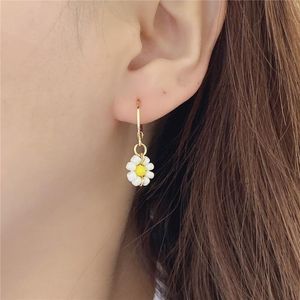 Hoop & Huggie Super Lovely Gold Color Plating With White Yellow Green Daisy Charm ER For Women Girl Party Jewelry Daily Decoration