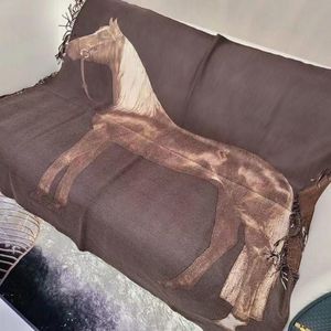 Lyxig designer cashmere ull filt tyger mode hästmönster filtar sjal mjuk och bekväm material storlek är 140 * 180cm för chris